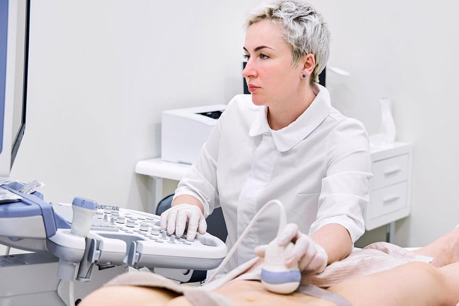 Lekarka radi ultrazvuk donjeg dela stomaka dami - Ilustracija za sušenje jajnika u menopauzi