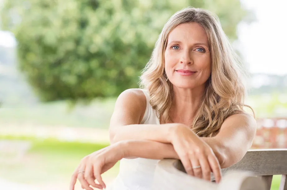 Nasmejana žena u menopauzi koja vodi računa o svom intimnom zdravlju