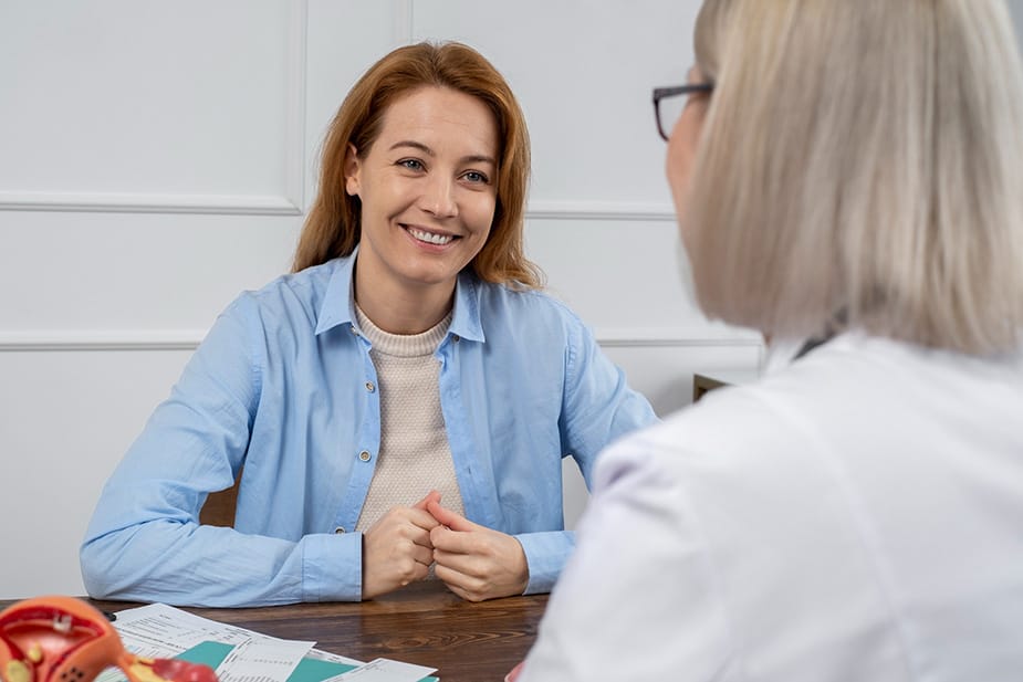 Nasmejana žena razgovara sa terapeutom